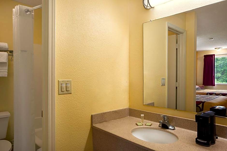 Super 8 by Wyndham Indianapolis-Southport Rd