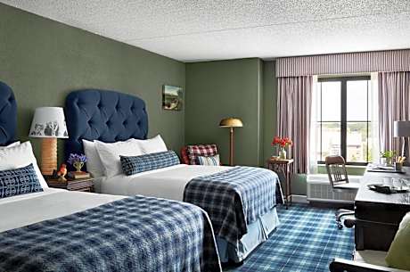 Graduate Queen Room with Two Queen Beds and Roll-In Shower - Mobility Accessible