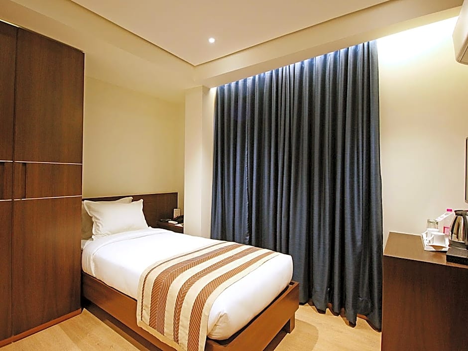 Hotel German Palace, Airport