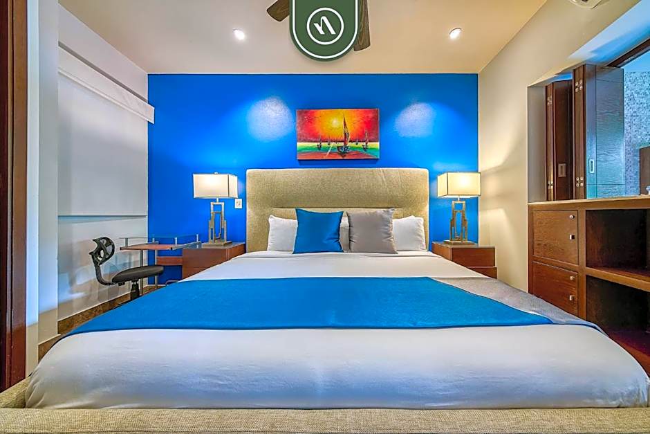 1 BR Condo - Amazing Sunsets Froom the Roof - Pool