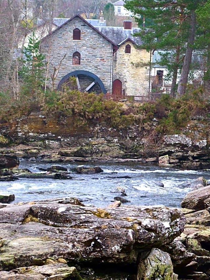 Waterfall Lodge - private waterfall and sauna