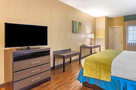 King Suite with Sofa Bed and Balcony - Partial Ocean View/Non-Smoking