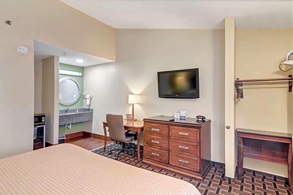 Travelodge by Wyndham Savannah Midtown