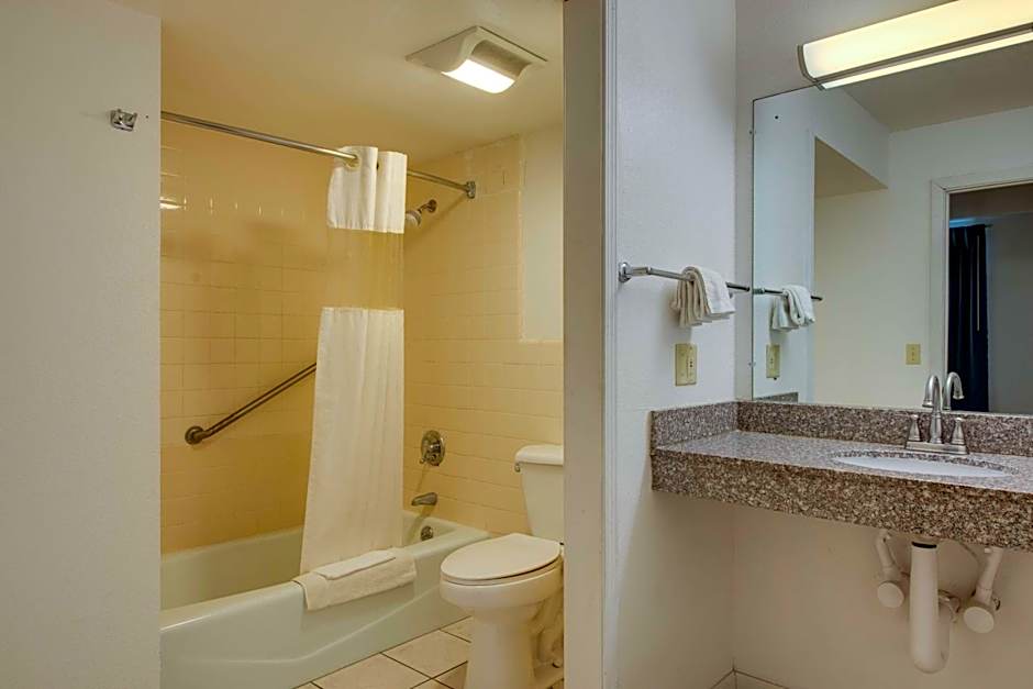 Motel 6 Kingston