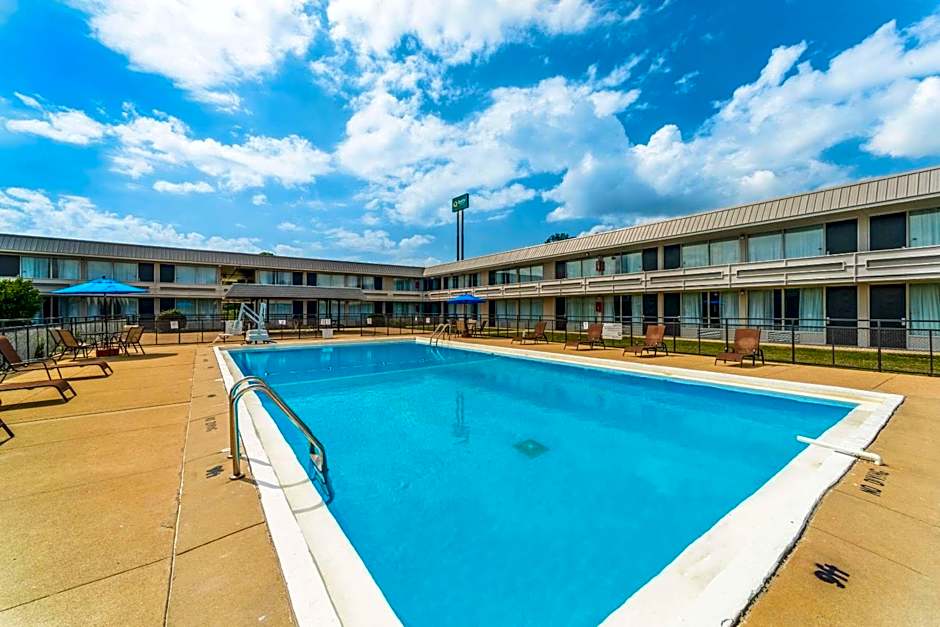 Quality Inn & Suites Vandalia near I-70 and Hwy 51
