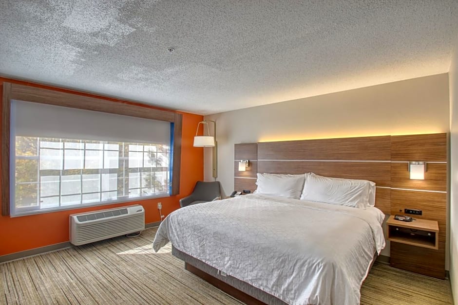 Holiday Inn Express Hotel & Suites Oshkosh - State Route 41 By IHG