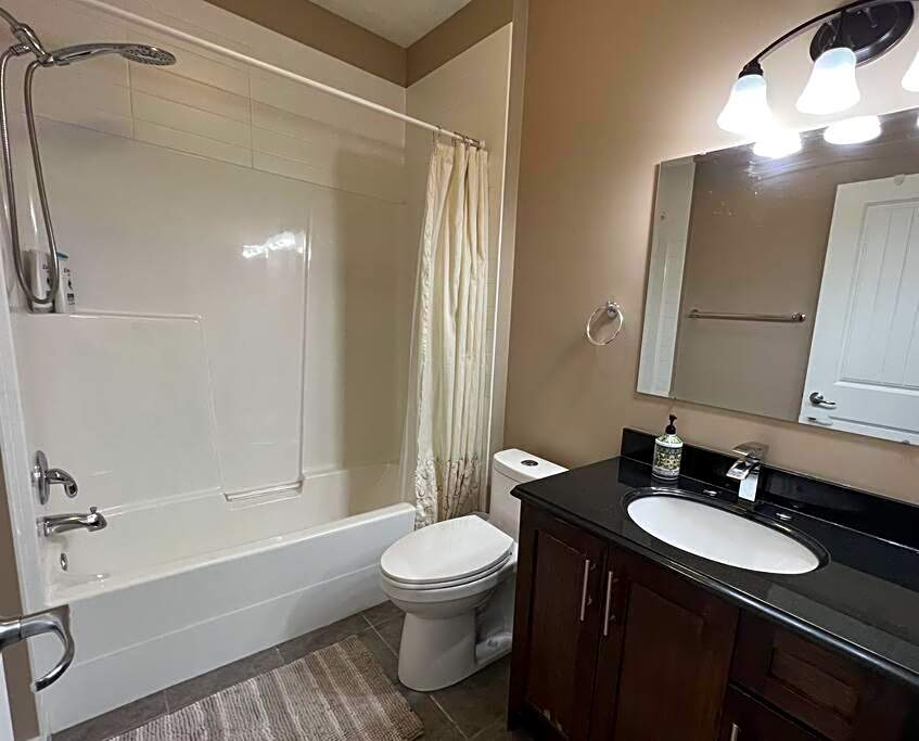 Spacious Private Walkout Entire Suite Close to YYC, DT, Shops, Stampede & Mountains with many Amenities in Panorama Hills NW - 4 Can Sleep