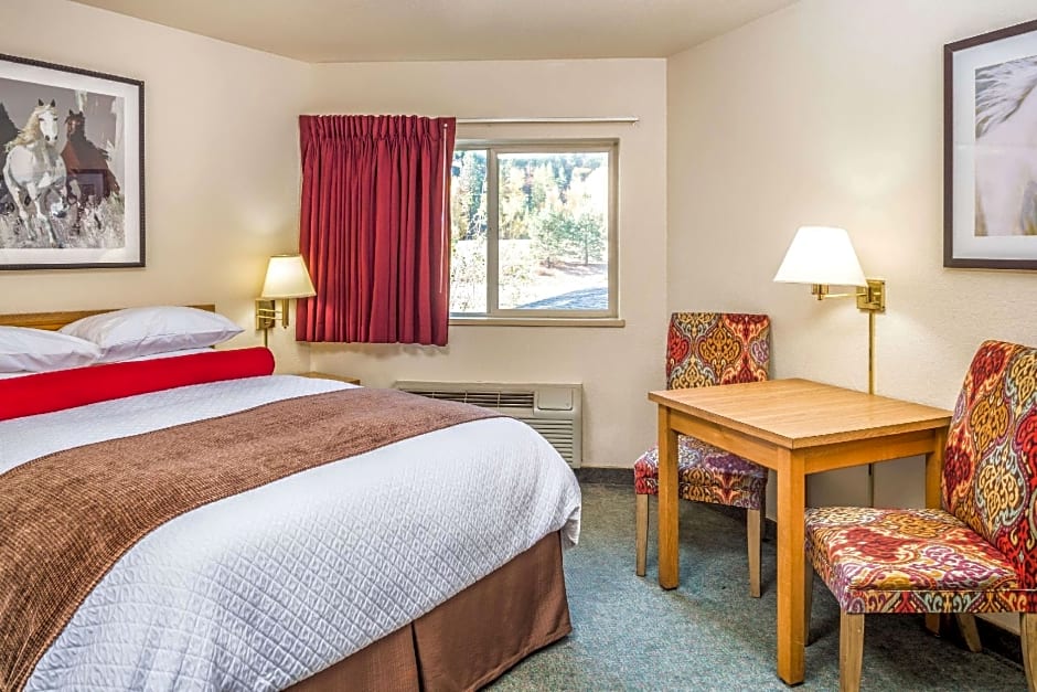 Super 8 By Wyndham St. Regis