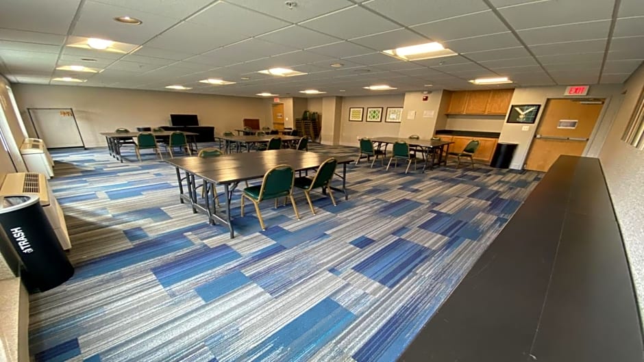 Holiday Inn Express Hotel & Suites Warrenton, an IHG Hotel