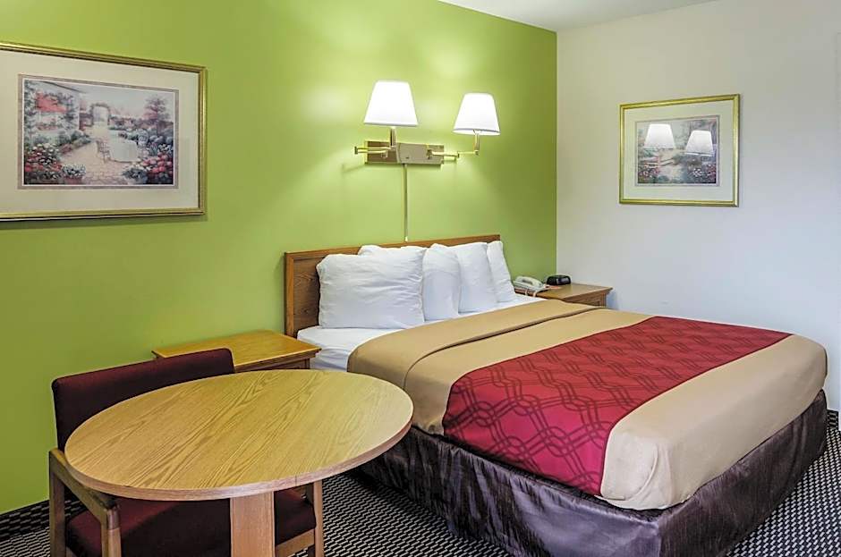 Econo Lodge Lawrence near University