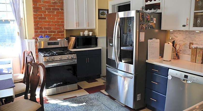 The Kings Throne Inn and Guest House