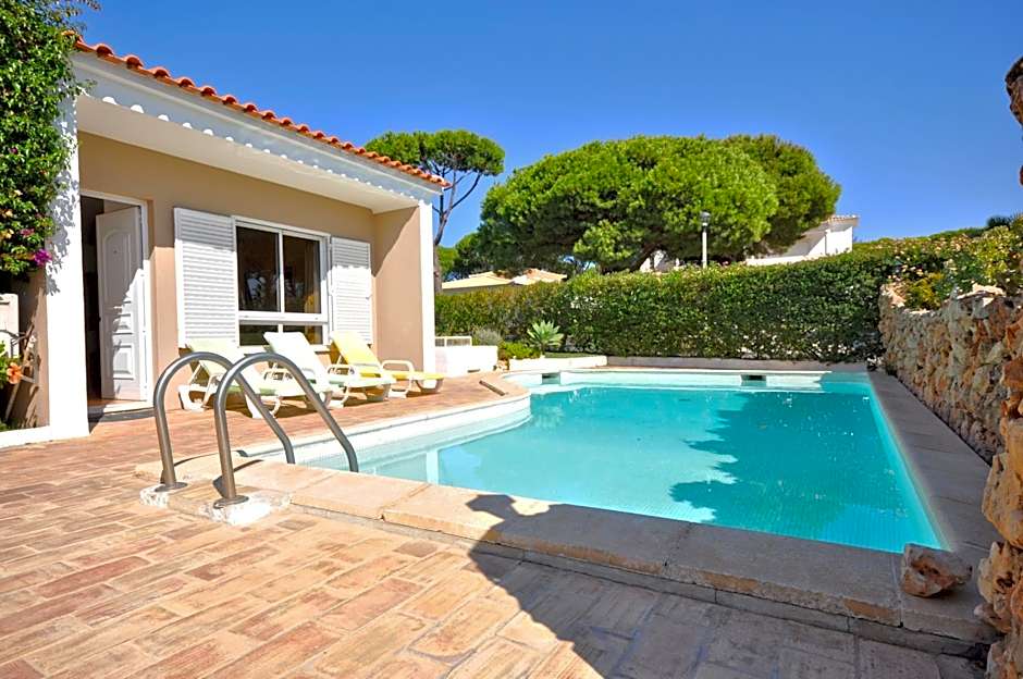 Stylish and well-equipped, private pool, close to amenities, free AC Wifi