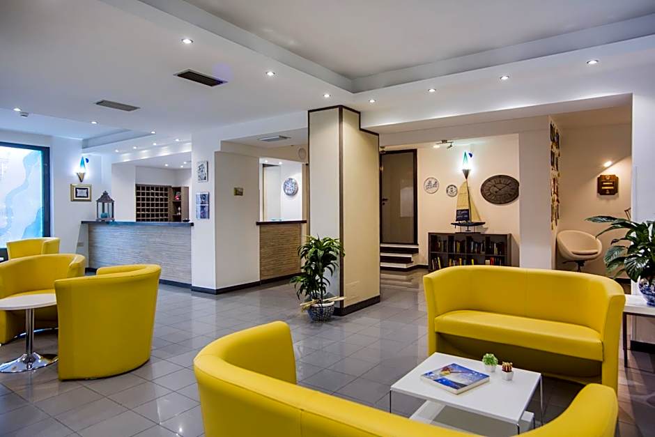 Hotel Riviera 3 Stelle con piscina estiva gratuita e garage a pagamento