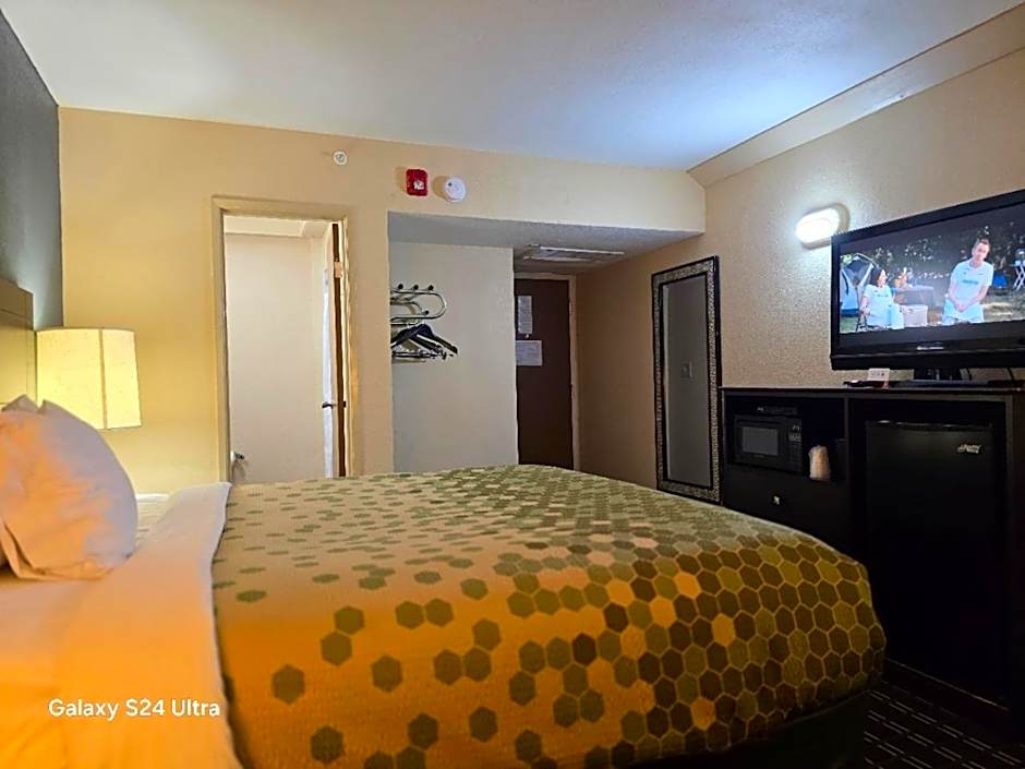 Econo Lodge Inn & Suites