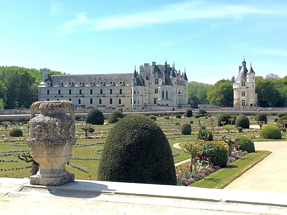 Sans Souci Bed and Breakfast Luxe Heated Pool and Restaurant