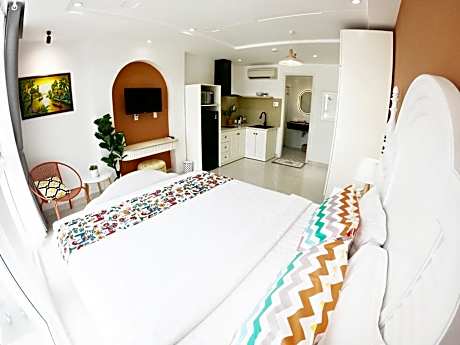 Deluxe Studio King Room