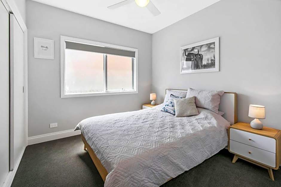 HALE KUPA Rye Beach House Spa Table Tennis