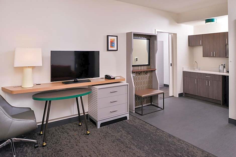 Holiday Inn & Suites Farmington Hills - Detroit NW, an IHG Hotel By IHG
