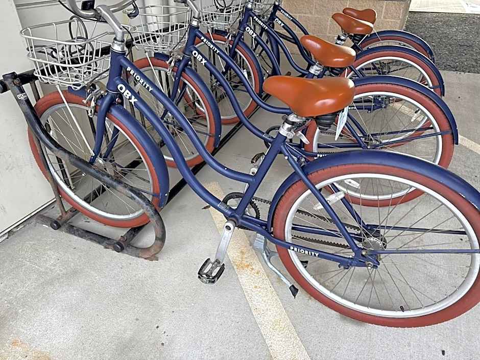 New 2025-Ocean Sands Beach Boutique Inn-Sauna and Salt-Mineral Pool -Free Beach Bikes and Famous Beach-Nightly Popcorn-Bathrobes and Sunscreen in all rooms-Ultra Sparkling-Free Laundry-4 Grand Presidential Black Beds in all rooms-Savings#252-242-SAND