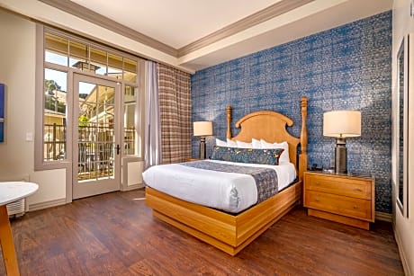 Queen Room with Roll-in Shower - Mobility Accessible
