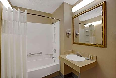 Queen Room - Non-Smoking