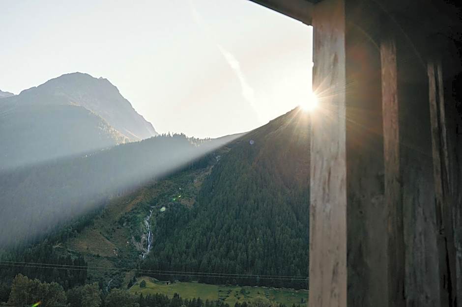 VIER Studios & Restaurant