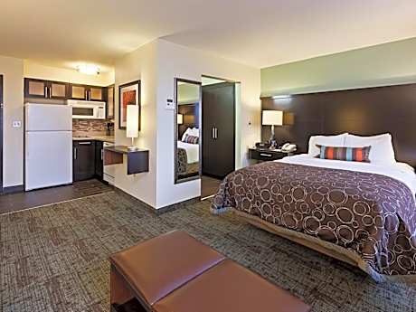 1 Queen Studio Suite