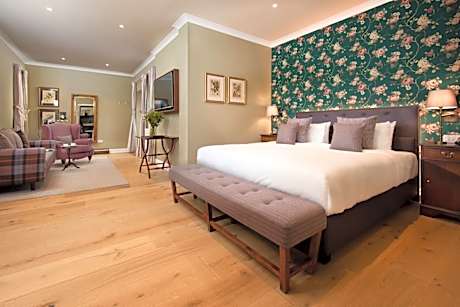 Deluxe Courtyard King Room