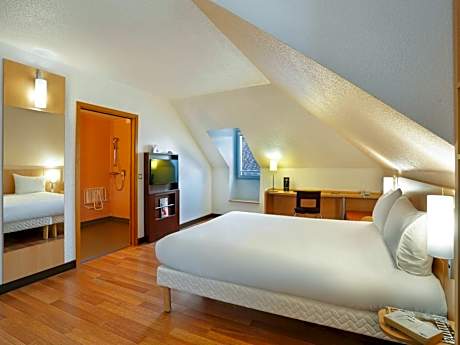Standard Room with One Double Bed and One Single Bed