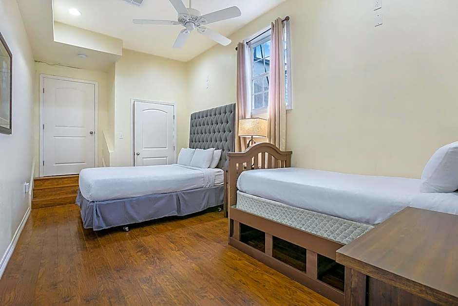 Modern 4BR Penthouse in Downtown by Hosteeva