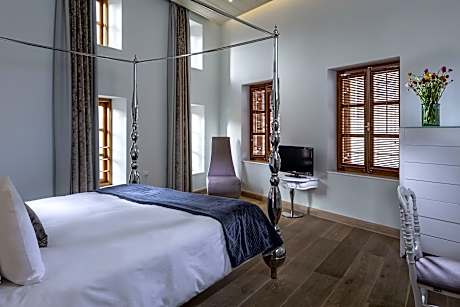 Penthouse Suite with Private Terrace & Sea View (1 Queen Bed and 2 Twin Sofa Beds)