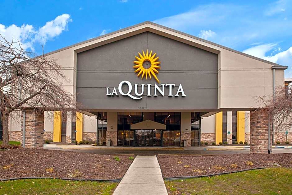 La Quinta Inn & Suites by Wyndham Detroit Metro Airport