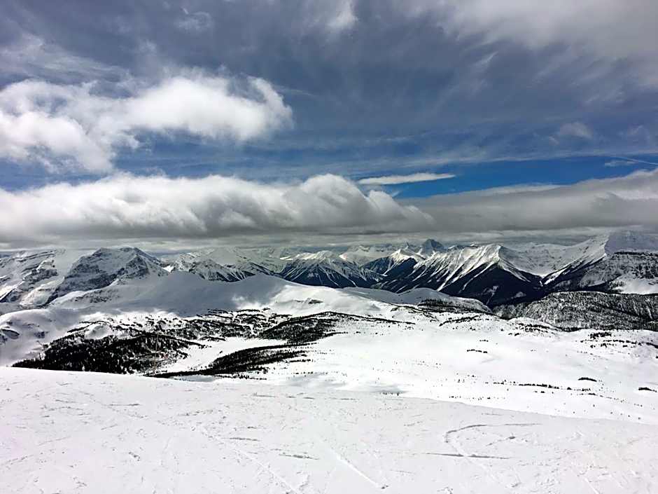 Inviting Rocky Mountain HOT TUB in Top Rated Condo managed by Little Sister Getaways