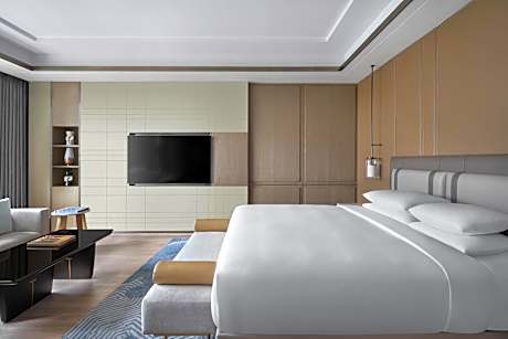 Club lounge access, 1 Bedroom Presidential Suite, 1 King, City view