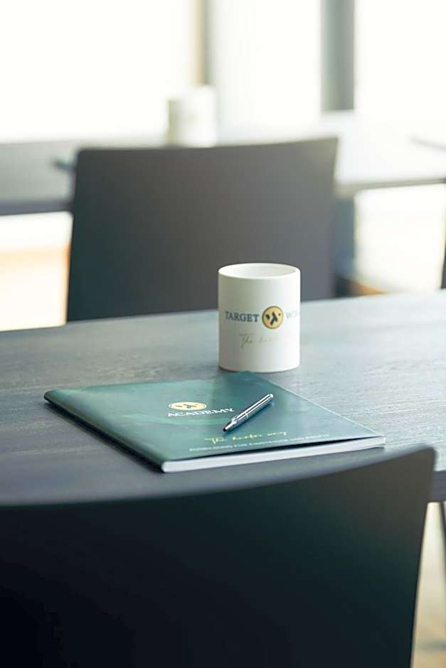 TARGET WORLD Hunter's Lodge