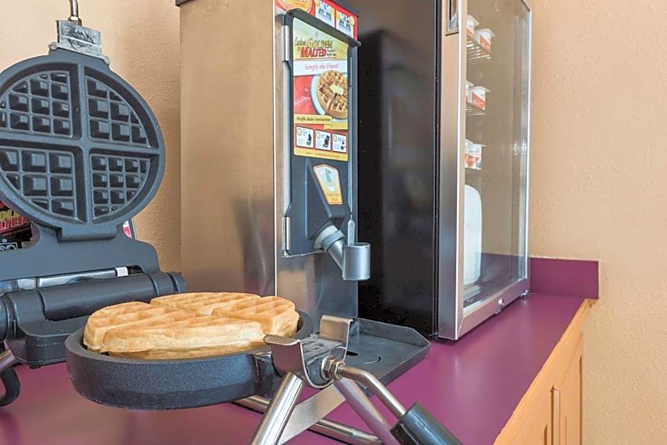 Super 8 by Wyndham Higginsville