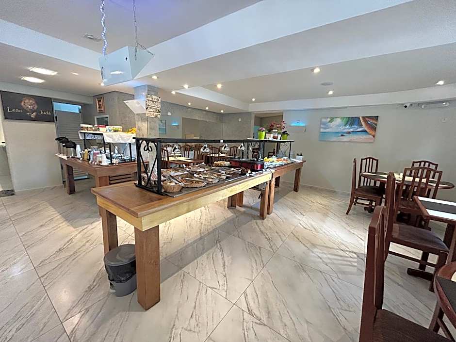 Fabuloso flat 241, Amarílis, Riviera de São Lourenço 3 Piscinas climatizadas carregador veiculo eletrico 2 quartos sendo uma suíte internet 500mb Adega, cozinha equipada completa, serviço de praia fim de semana limpeza trocas de toalhas,