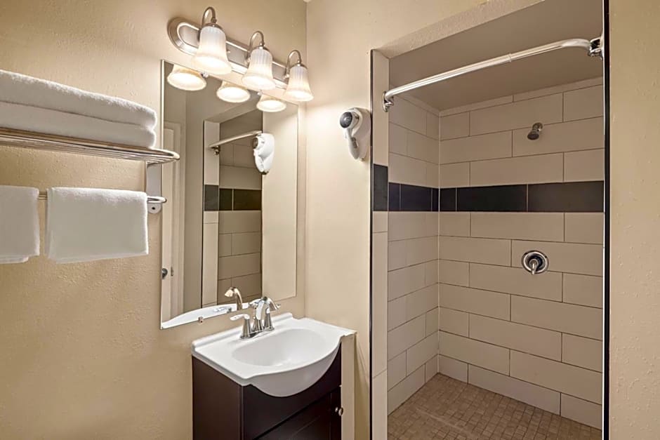 Travelodge by Wyndham Everett City Center