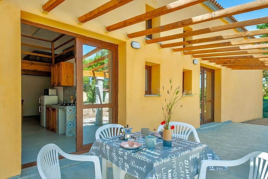 Lofts with private outdoor area and swimming-pool in Badesi