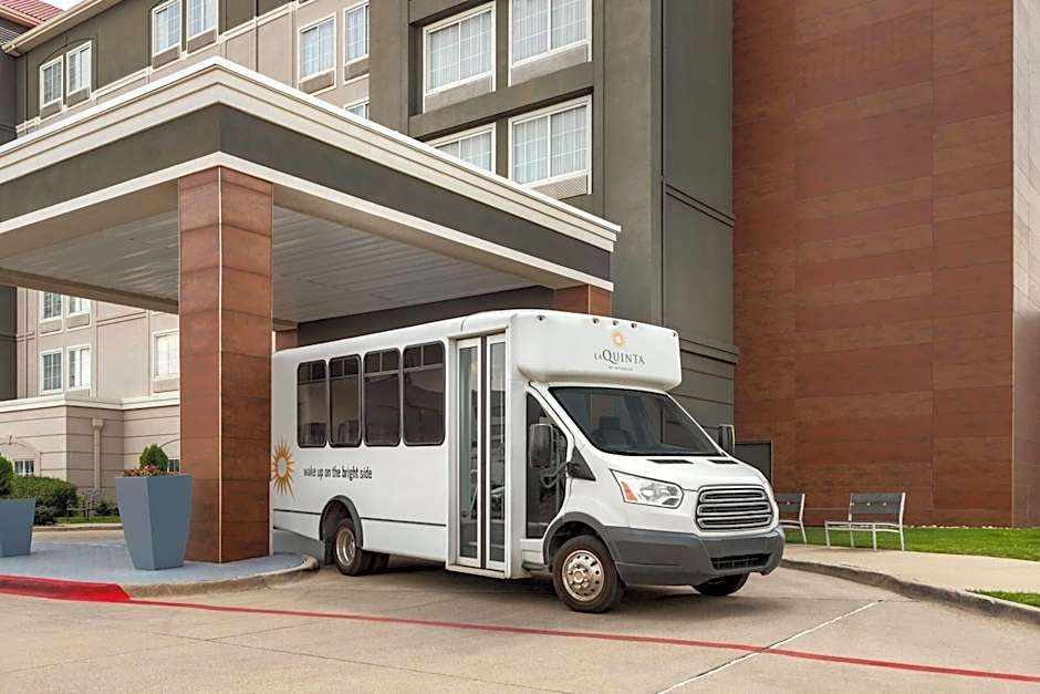 La Quinta Inn & Suites by Wyndham Arlington North Six Flags Drive