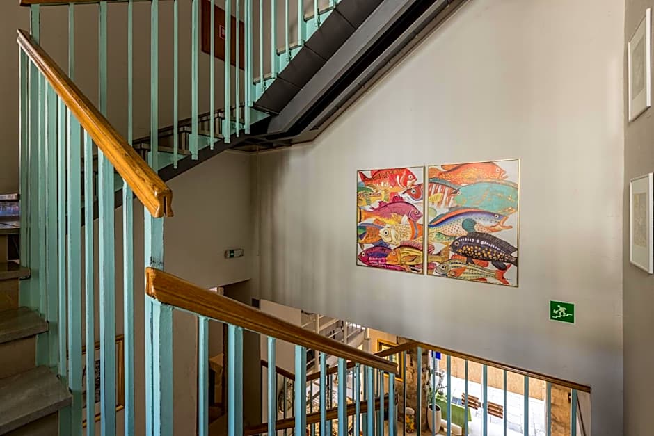 Leonis Restaurant & Rooms