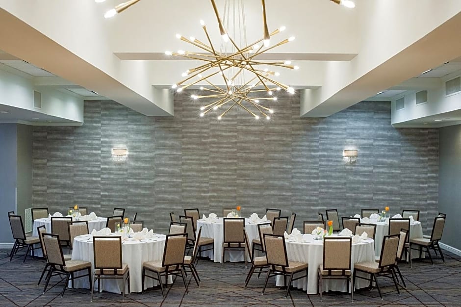 Crowne Plaza Edison, an IHG Hotel