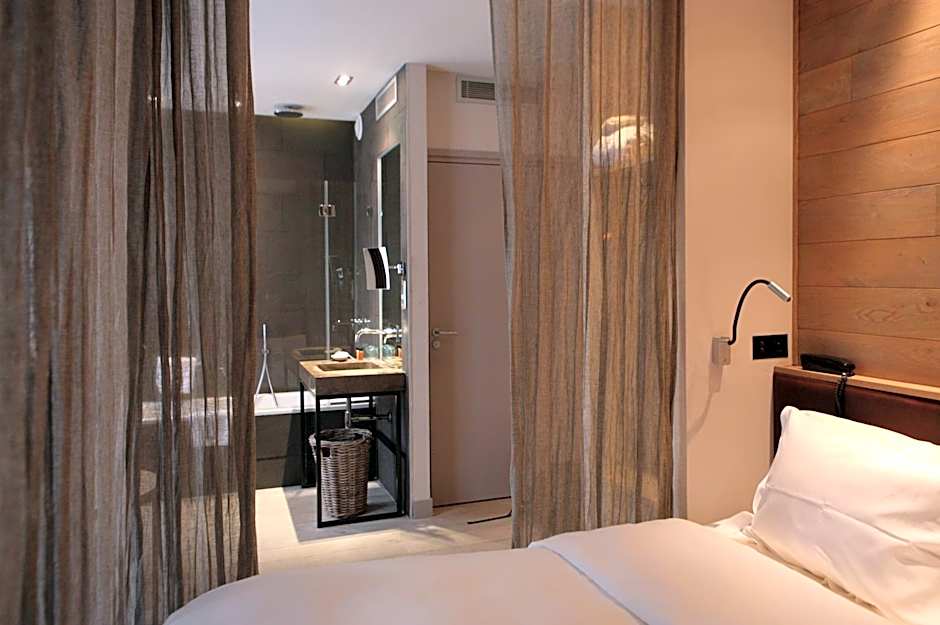 Hidden Hotel By Elegancia