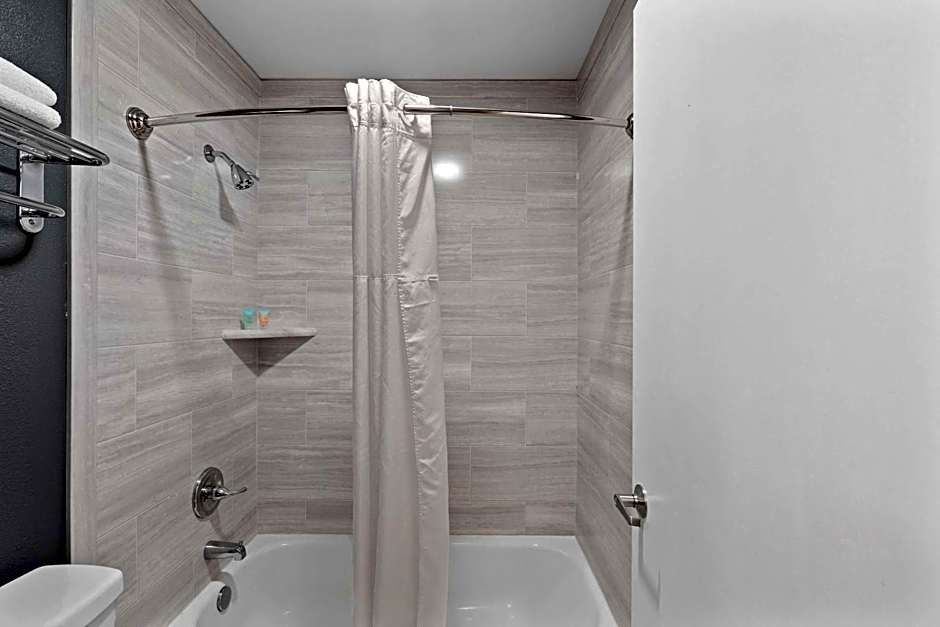 Basecamp Puyallup a Travelodge by Wyndham