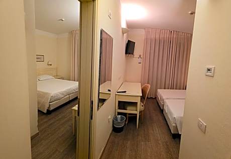 Family Room (2 Adults + 2 Children)