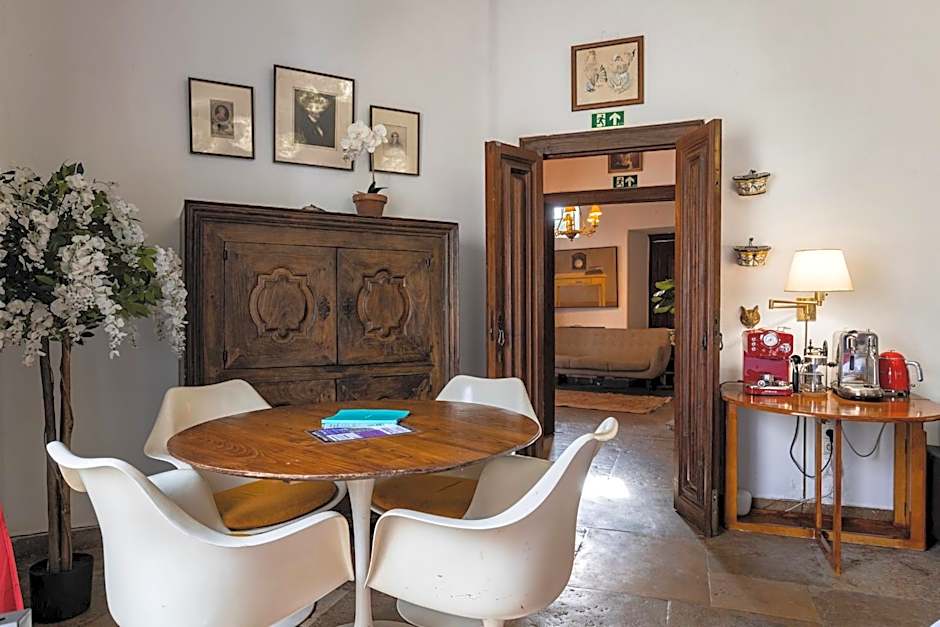 Unique Double Room in 17-century Sintra Center Home with snooker, piano, patio and BBQ