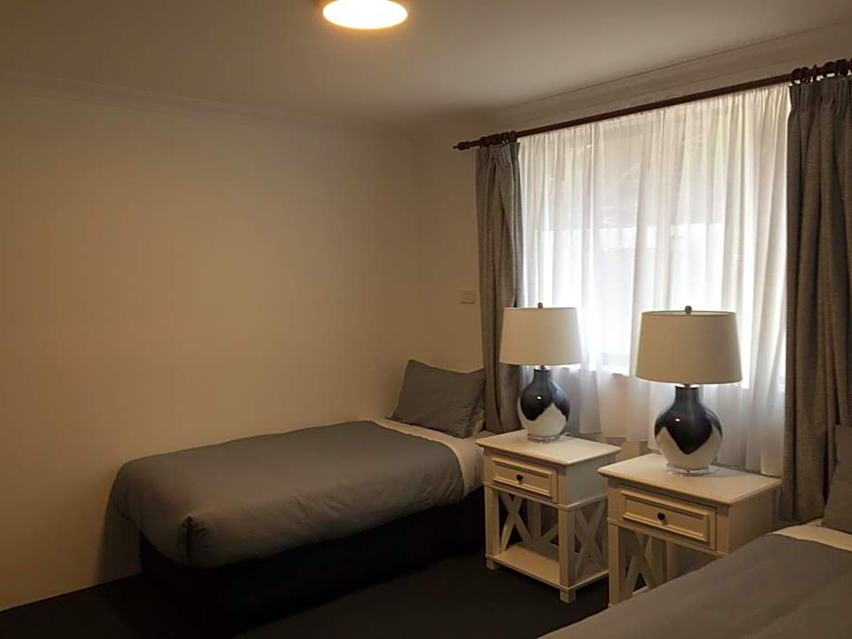 Regatta Point Tavern & Holiday Villas