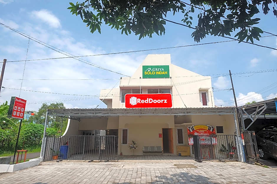 RedDoorz Plus near RS JIH Solo