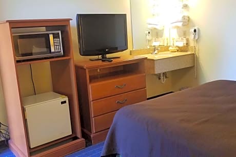 1 Queen Bed, Mobility Accessible Room, Bathtub w/ Grab Bars, Non-Smoking
