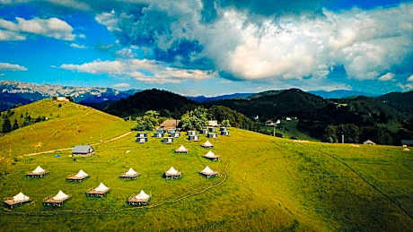 Ursa Mica Glamping Resort
